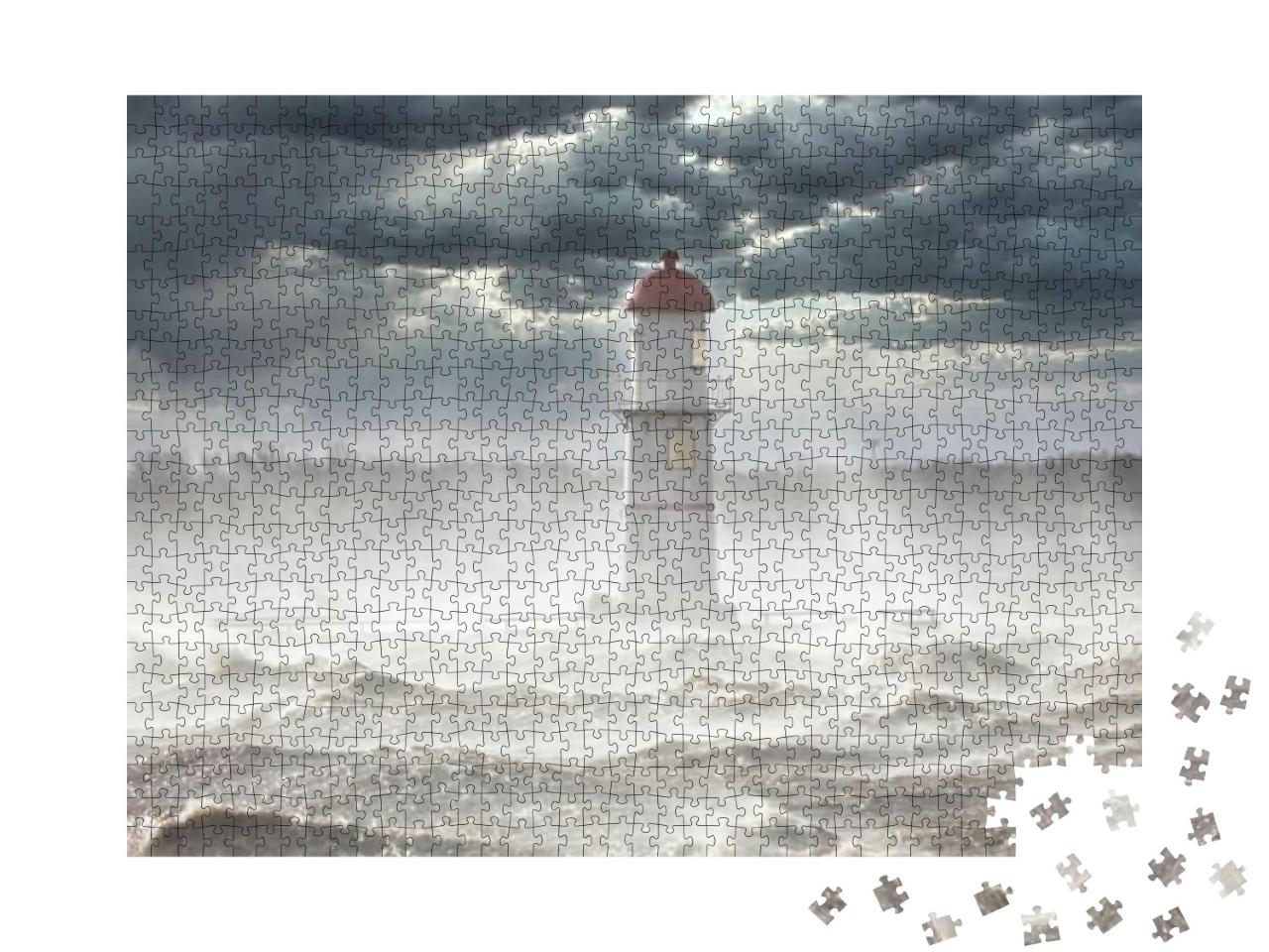 Puzzle 1000 Teile „Leuchtturm unter dunklen Wolken, von Sonnenstrahlen durchbrochen“