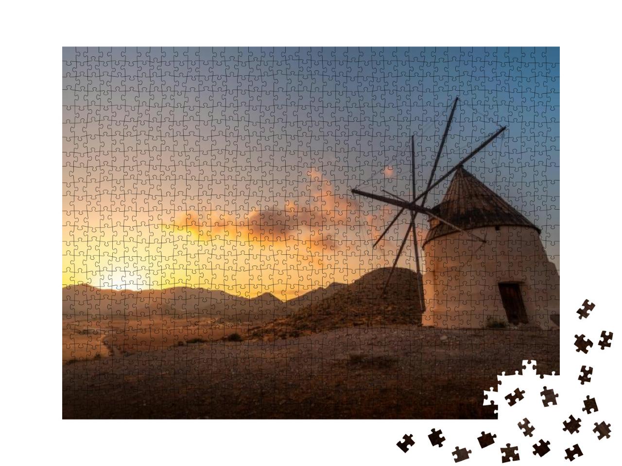 Puzzle 1000 Teile „Beeindruckende Windmühle am Strand von Los Genoveses bei Sonnenuntergang, Spanien“