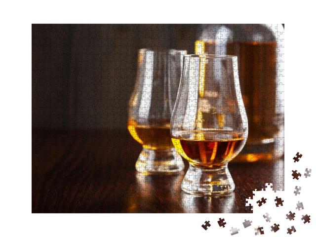 Puzzle 1000 Teile „Flasche und Gläser mit Whisky auf dunkelbraunem Hintergrund“