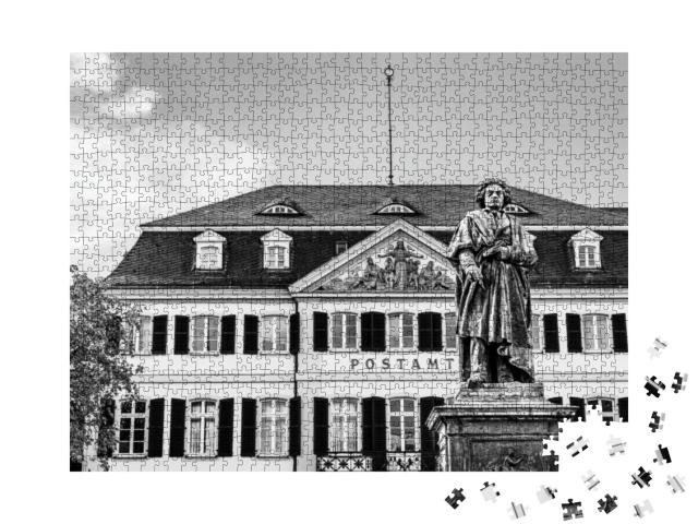 Puzzle 1000 Teile „Beethoven-Denkmal auf dem Münsterplatz in Bonn, schwarz-weiß“
