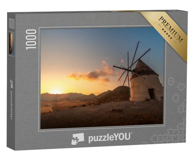 Puzzle 1000 Teile „Beeindruckende Windmühle am Strand von Los Genoveses bei Sonnenuntergang, Spanien“
