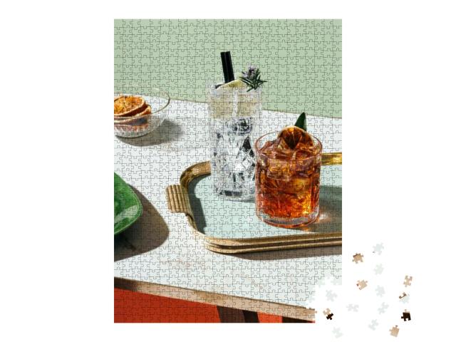 Puzzle 1000 Teile „Gin Tonic und Negroni-Cocktail, mit verkohlter Orange, Zitronenscheibe und Rosmarin“
