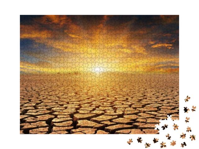Puzzle 1000 Teile „Orangefarbener bewölkter Sonnenuntergang über Steinwüste“