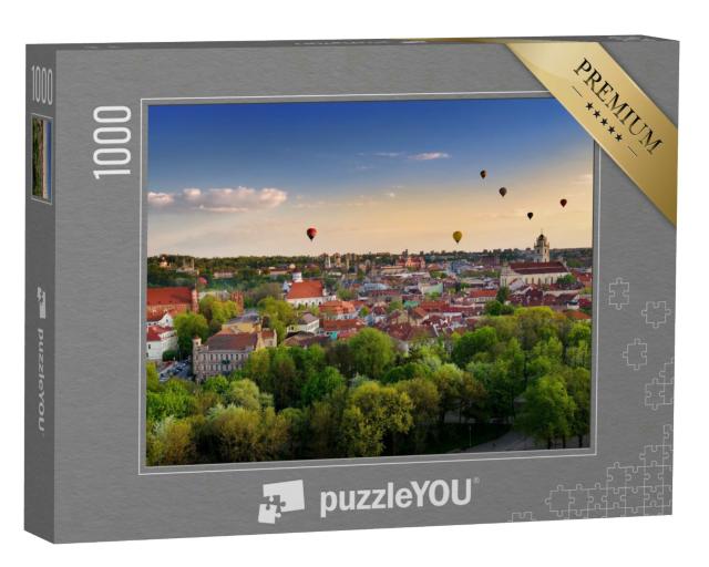 Puzzle 1000 Teile „Sommerpanorama der Altstadt von Vilnius mit bunten Heißluftballons“