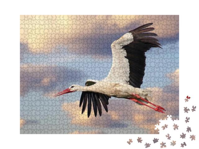 Puzzle 1000 Teile „Schöner Weißstorch im Flug mit bewölktem Himmel im Hintergrund, Ciconia ciconia“