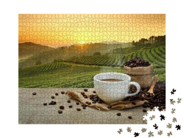 Puzzle 1000 Teile „Frisch aufgebrühter Kaffee vor der Kaffeeplantage“