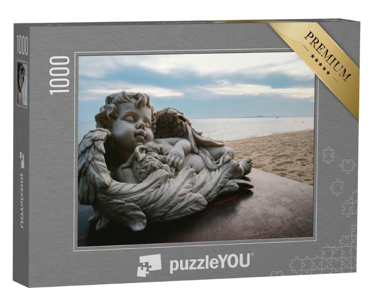 Puzzle 1000 Teile „Baby-Engel-Statue auf dem Tisch am Strand dekoriert“