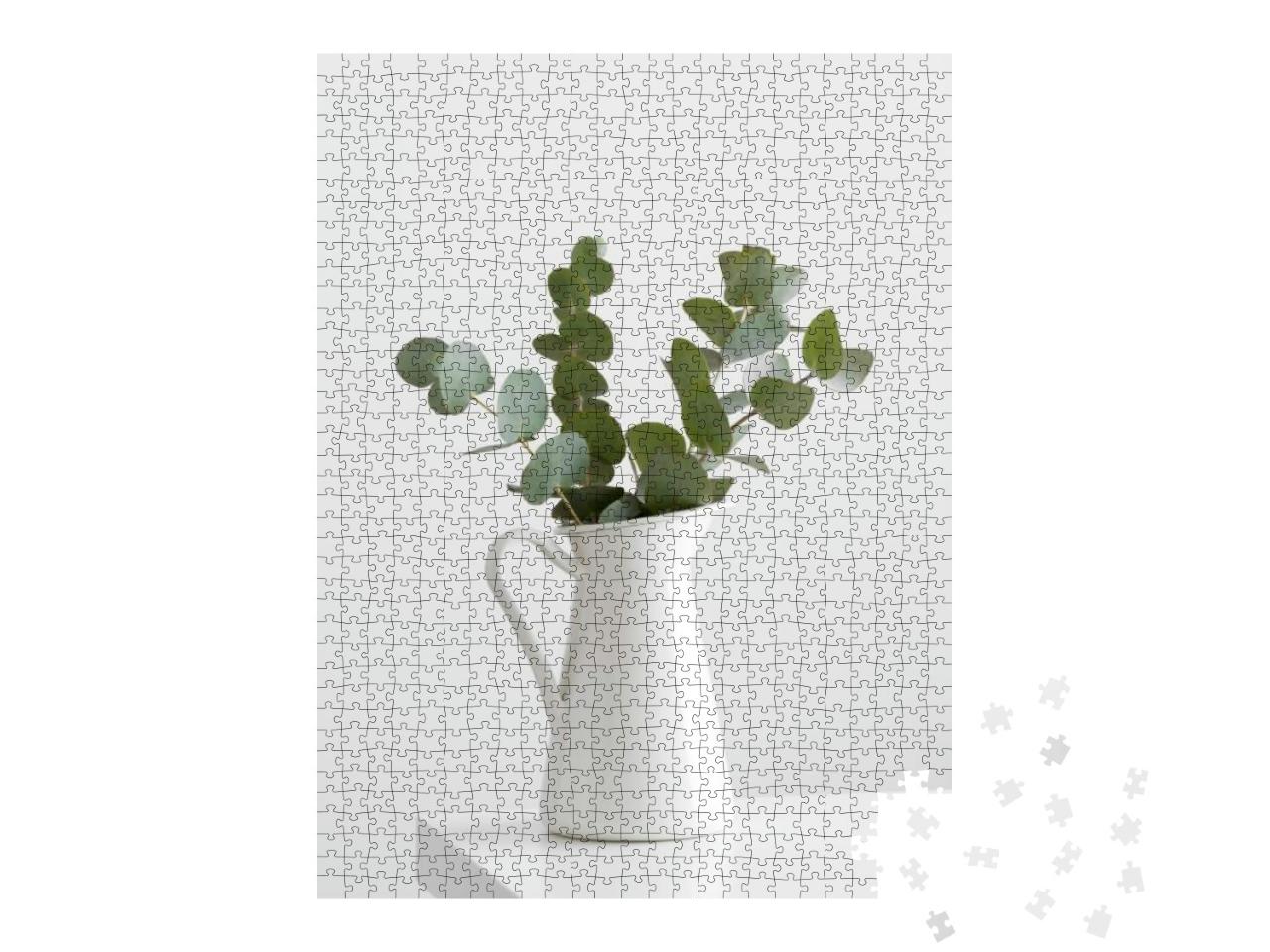Puzzle 1000 Teile „Eukalyptuszweige in einer Vase auf einem weißen Tisch“
