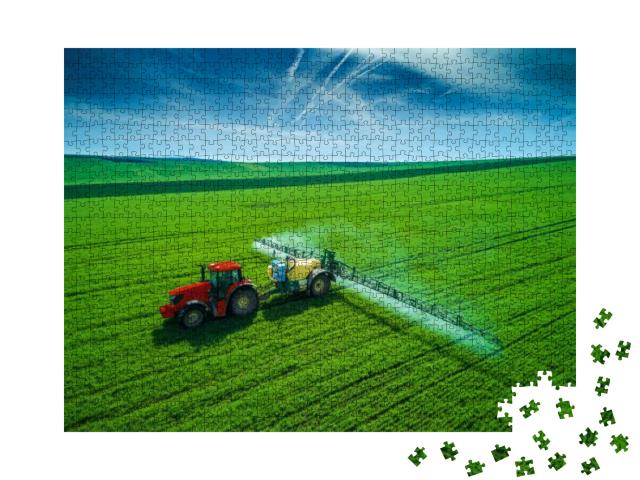Puzzle 1000 Teile „Luftaufnahme eines Traktors, der auf einem Feld pflügt und sprüht“