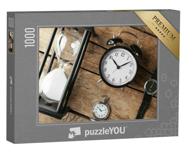 Puzzle 1000 Teile „Verschiedene Arten von Uhren liegen auf einem alten Holztisch“