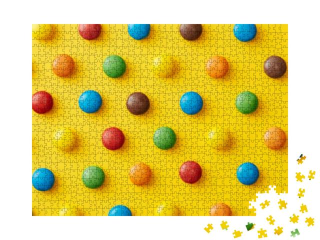 Puzzle 1000 Teile „Bunte Süßigkeiten auf einem gelben Hintergrund von oben betrachtet“