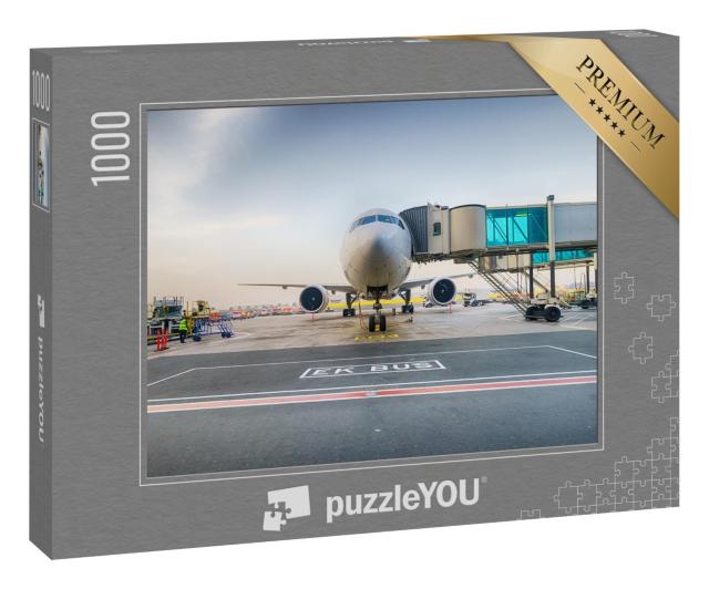 Puzzle 1000 Teile „Düsenflugzeug im internationalen Flughafen von Dubai“
