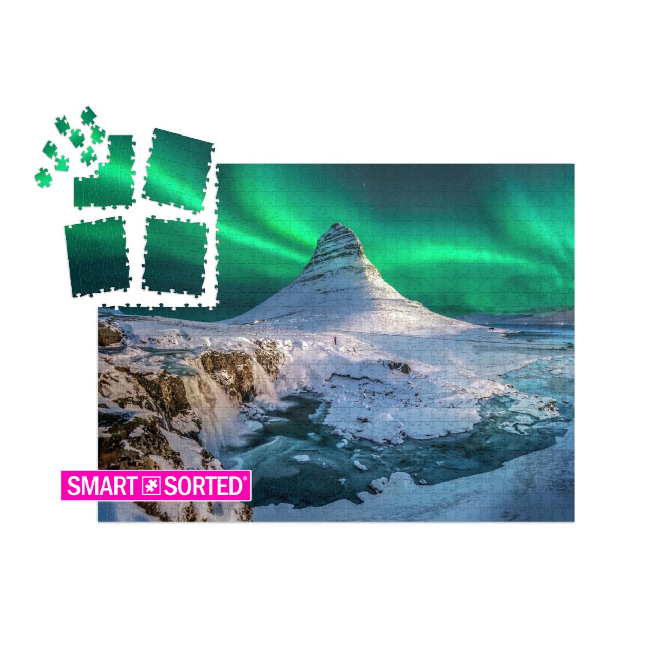 SMART SORTED® | Puzzle 1000 Teile „Nordlichter erscheinen über dem Berg Kirkjufell in Island.“