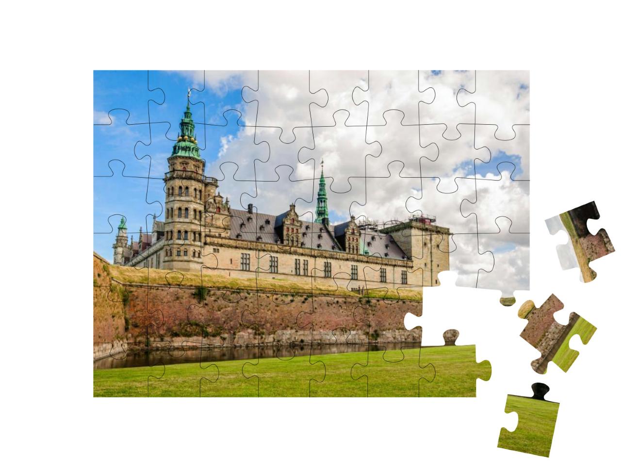Puzzle 48 Teile „Panoramablick auf die Ziegelmauer um Schloss Kronborg in Helsingor“
