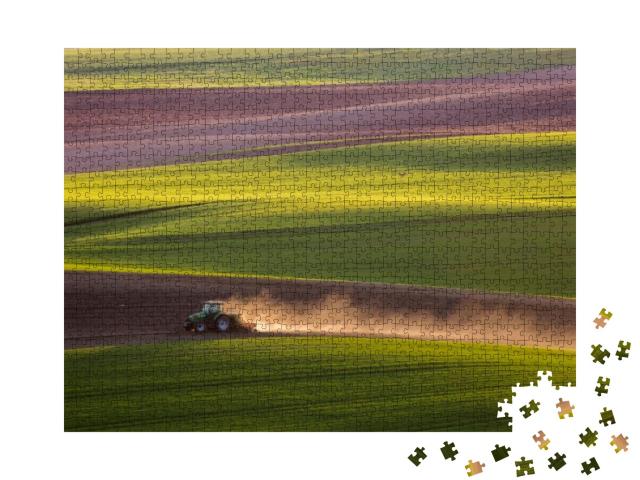 Puzzle 1000 Teile „Pflügender Traktor bei Sonnenuntergang im Frühjahr, Südmähren, Tschechische Republik“