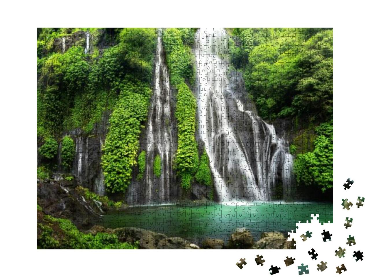 Puzzle 1000 Teile „Dschungel-Wasserfall-Kaskade im tropischen Regenwald mit Felsen und blauem Teich“