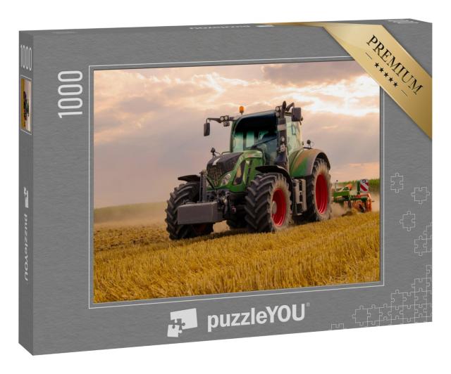 Puzzle 1000 Teile „Grüner Traktor pflügt ein Getreidefeld, Himmel mit Wolken“