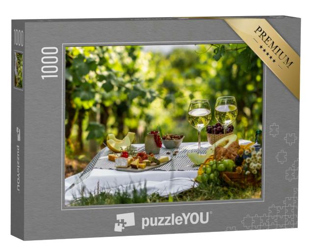 Puzzle 1000 Teile „Picknick mit Gläsern, Weißwein im Weinberg, Käse, Brot, Trauben, Beeren, Melone“