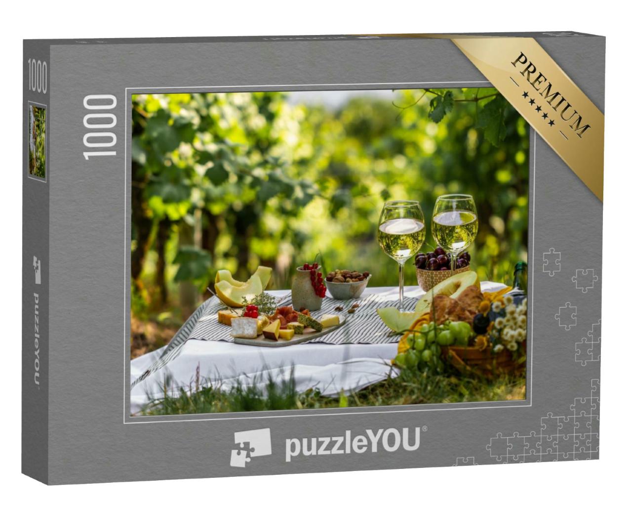 Puzzle 1000 Teile „Picknick mit Gläsern, Weißwein im Weinberg, Käse, Brot, Trauben, Beeren, Melone“
