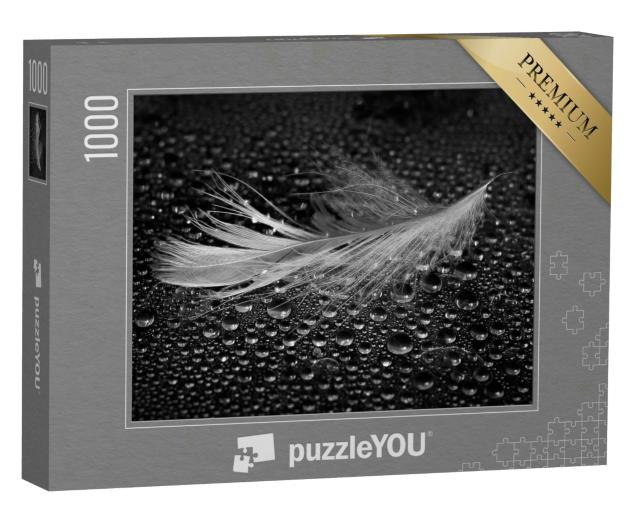 Puzzle 1000 Teile „Leichte Feder inmitten von Wassertropfen, schwarz-weiß“