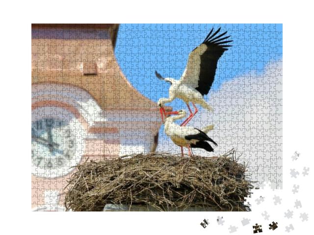 Puzzle 1000 Teile „Paarung von Weißstörchen im Nest auf einer Kirche“