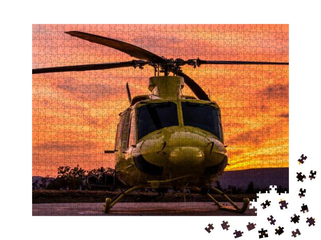 Puzzle 1000 Teile „Hubschrauber im spektakulären Sonnenuntergang“