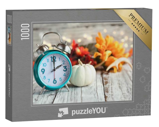 Puzzle 1000 Teile „Herbstzeit: Blauer Vintage-Wecker, weißer Kürbis, bunte Herbstblätter, Geweih“