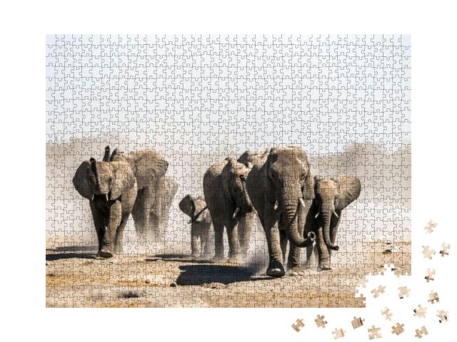 Puzzle 1000 Teile „Eine Elefantenherde nähert sich einem Wasserloch, Etosha-Nationalpark, Namibia, Afrika“