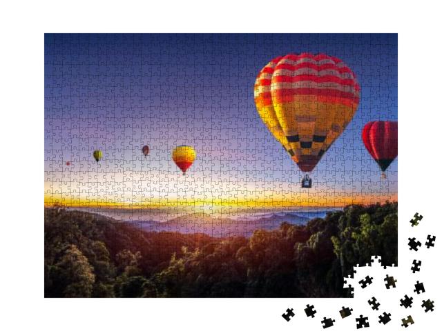 Puzzle 1000 Teile „Heißluftballons fahren über den Berg am Dot Inthanon in Chiang Mai, Thailand“