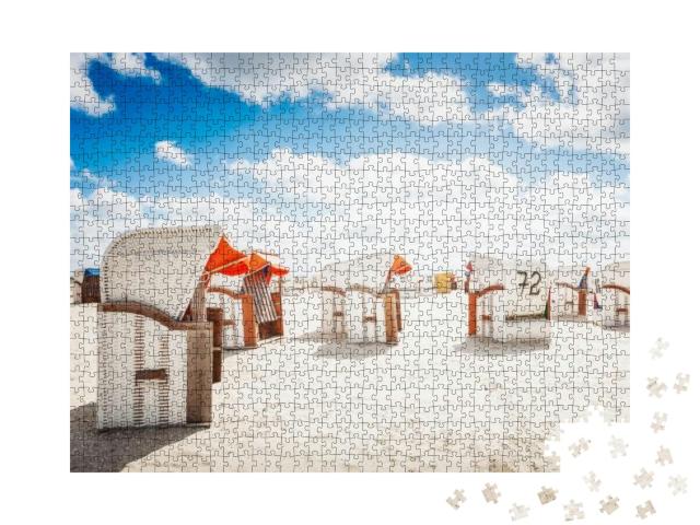 Puzzle 1000 Teile „Strandkörbe am Sandstrand, Sonnenlicht und blauer bewölkter Himmel, Nordseeküste“
