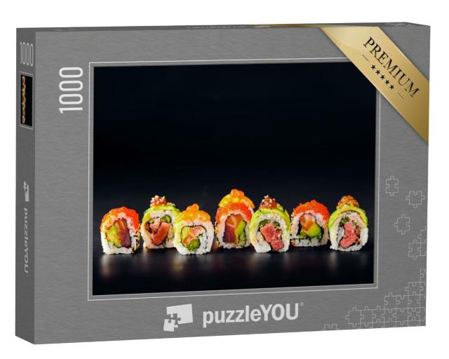 Puzzle 1000 Teile „Nahaufnahme von Sushi-Rollen mit rotem Kaviar, Lachs, Thunfisch, Gurke und Avocado“