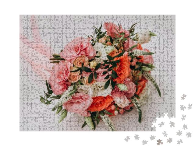 Puzzle 1000 Teile „Mädchen hält einen Hochzeitsstrauß in den Händen, rosa Rosen“