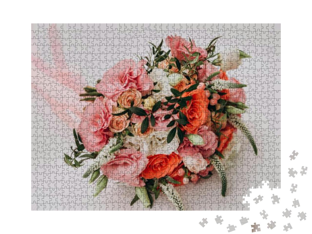 Puzzle 1000 Teile „Mädchen hält einen Hochzeitsstrauß in den Händen, rosa Rosen“