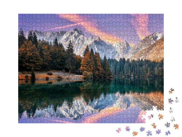 Puzzle 1000 Teile „Sonnenaufgang im Herbst am Fusine-See vor dem Mongart“