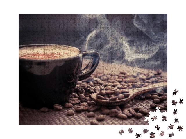 Puzzle 1000 Teile „Duftend heißer Kaffee umgeben von frisch gerösteten Kaffeebohnen“