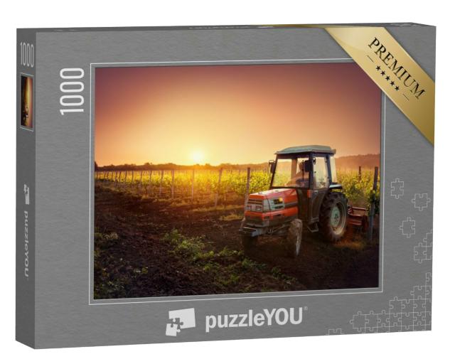 Puzzle 1000 Teile „Weinreben auf dem Feld und ein roter Traktor bei Sonnenuntergang“