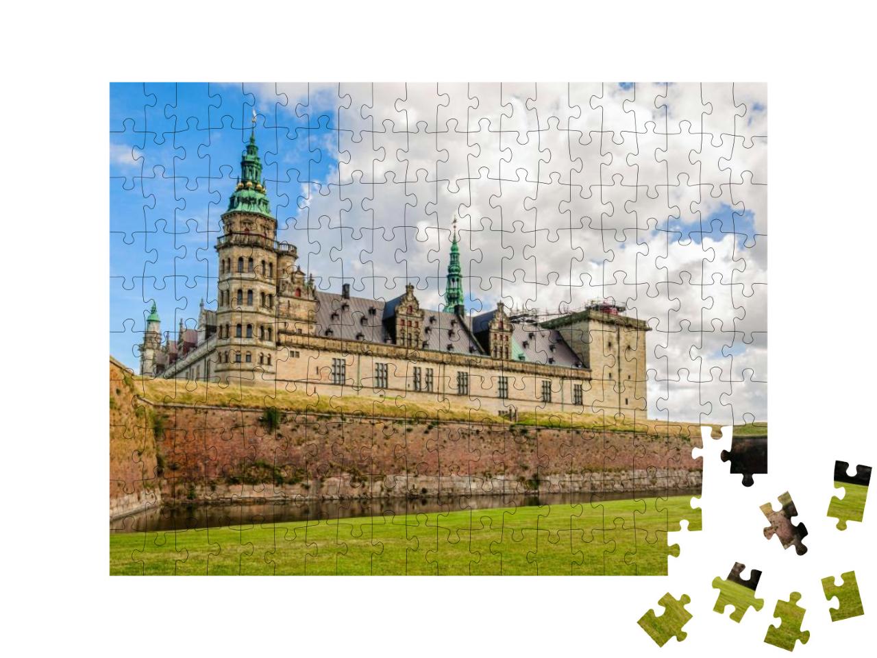 Puzzle 200 Teile „Panoramablick auf die Ziegelmauer um Schloss Kronborg in Helsingor“