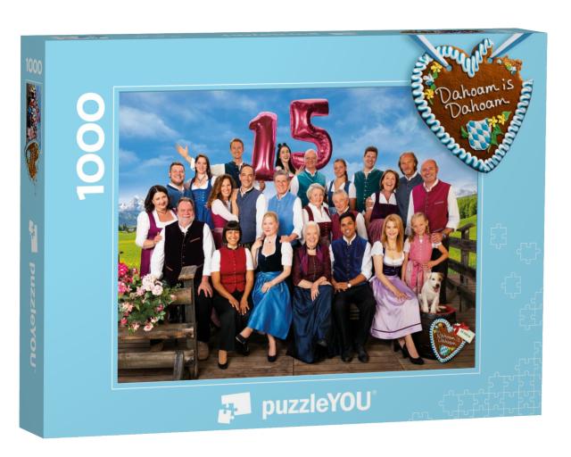 Puzzle 1000 Teile „Dahoam is Dahoam: Ensemblefoto 15 Jahre “