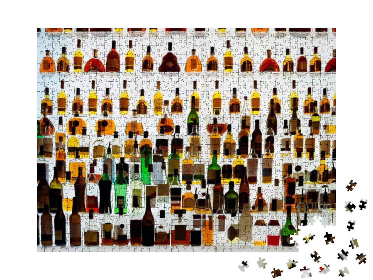 Puzzle 1000 Teile „Verschiedene Alkoholflaschen in einer Bar, Gegenlicht, alle Logos entfernt“