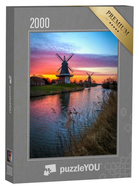 Puzzle 2000 Teile „Zwillingsmühlen von Greetsiel, Ostfriesland bei Sonnenaufgang“