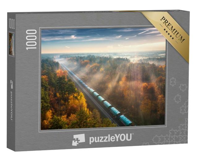 Puzzle 1000 Teile „Luftaufnahme von Güterzug und Wald im Nebel bei Sonnenaufgang, Herbst“