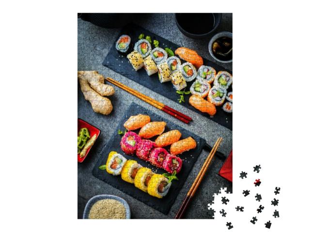 Puzzle 1000 Teile „Maki und Rollen mit Thunfisch, Lachs, Garnelen und Avocado, Ansicht von oben“