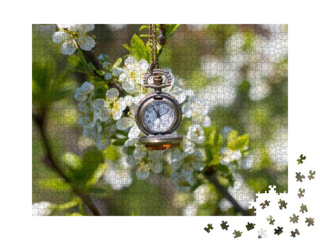 Puzzle 1000 Teile „Eine tickende Uhr vor einem Hintergrund mit blühenden Bäumen, Natur“