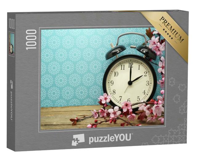 Puzzle 1000 Teile „Zeitumstellung im Frühjahr, Wecker auf Holz, blauer Hintergrund mit Blumen“