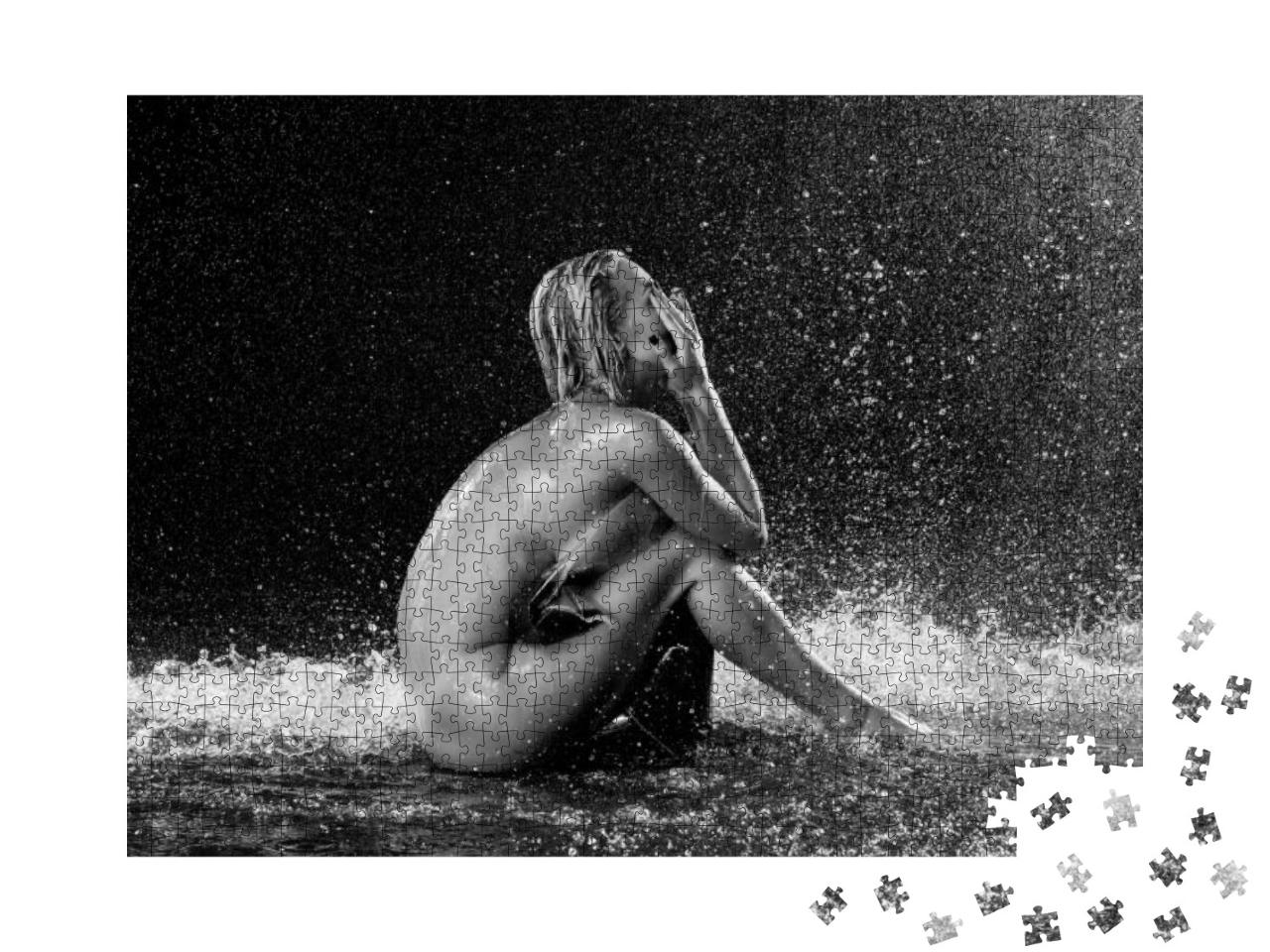 Puzzle 1000 Teile „Aktfotografie: Nackte Frau im Regen, schwarz-weiß“