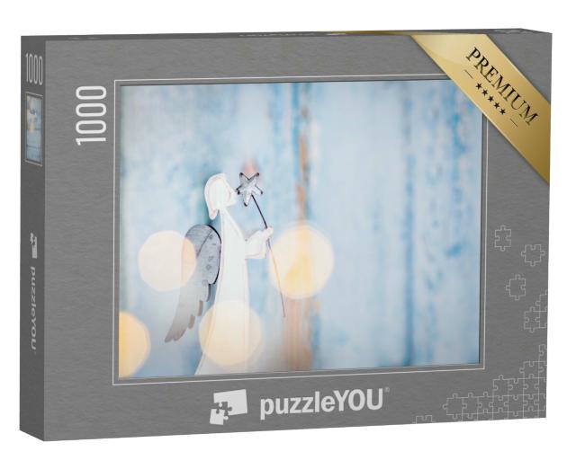 Puzzle 1000 Teile „Weißer Engel: Weihnachtsdekoration auf blauem Hintergrund mit Lichtern“