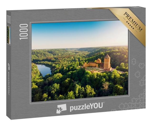 Puzzle 1000 Teile „Blick aus der Luft auf die Burg Turaida und den Fluss Gauja, Lettland“