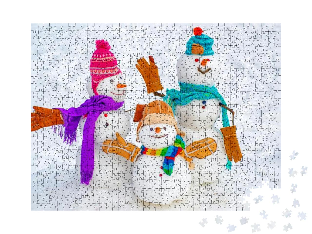 Puzzle 1000 Teile „Frohe Weihnachten: glückliche Schneemann-Familie mit bunten Schals“