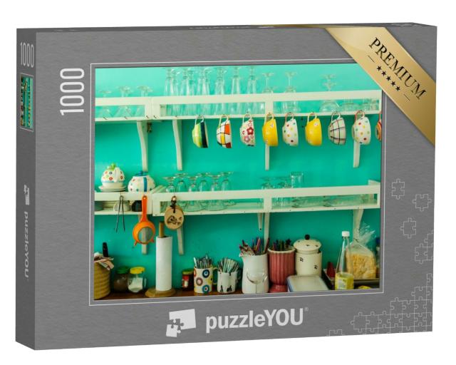 Puzzle 1000 Teile „Vintage-Küchentischeinrichtung: bunte Tasse, Gläser, Besteck vor türkisfarbener Wand“