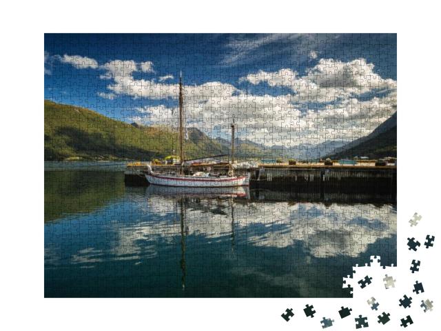 Puzzle 1000 Teile „Hafen Andalsnes von mit Booten im Sommer, Norwegen“